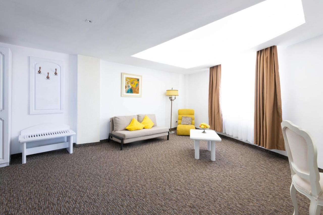 Randy Hotel